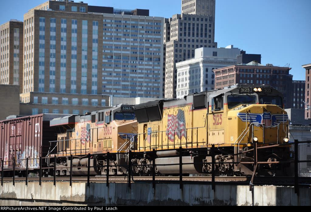 Eastbound manifest passes by SPUD